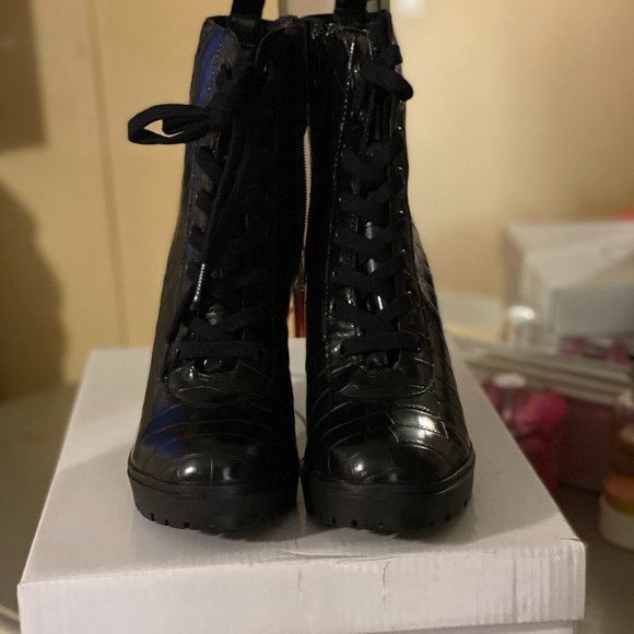 Womans Boots - Picture 2 of 3